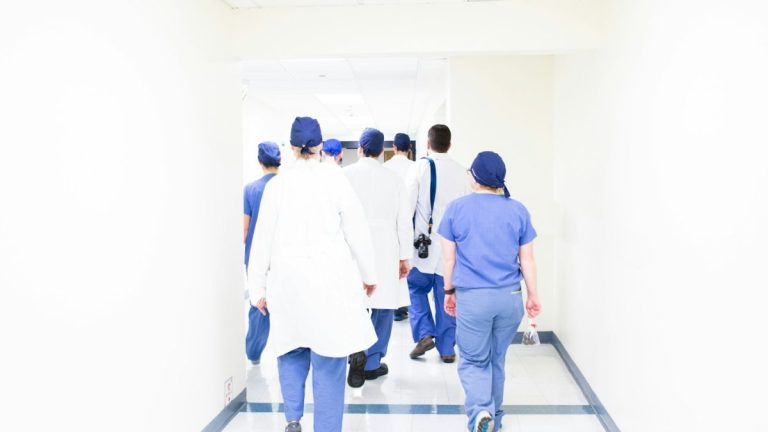 How to Ask for and Answer Patient Reviews Without Privacy Problems